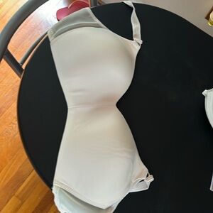 Very pale pink Warner’s bra size 38DD very gently used great condition .